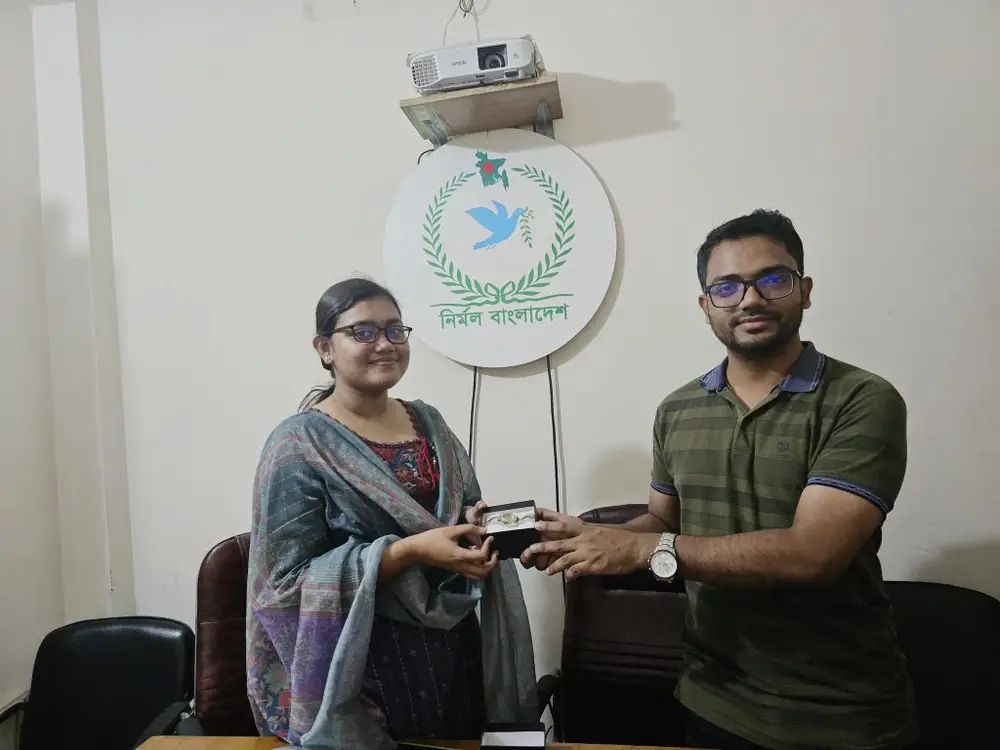 Handing over a token of memento